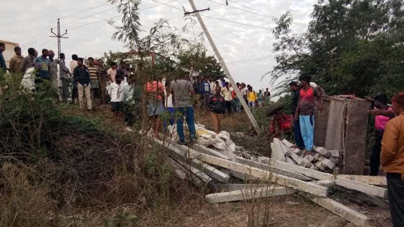 Bagalkot Accident: ವಿದ್ಯುತ್ ಕಂಬಕ್ಕೆ ಡಿಕ್ಕಿಯಾಗಿ ಟ್ರ್ಯಾಕ್ಟರ್ ಪಲ್ಟಿ, ಇಬ್ಬರ ಸಾವು Bagalkot Accident: ವಿದ್ಯುತ್ ಕಂಬಕ್ಕೆ ಡಿಕ್ಕಿಯಾಗಿ ಟ್ರ್ಯಾಕ್ಟರ್ ಪಲ್ಟಿ, ಇಬ್ಬರ ಸಾವು