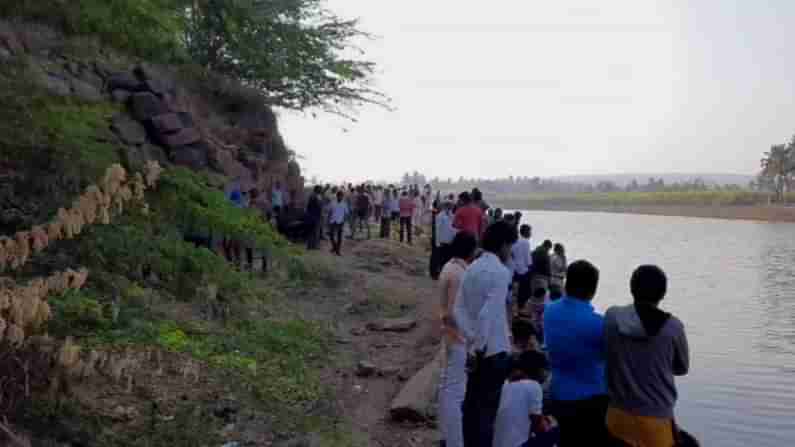 Gamblers jump into Malaprabha river ಜೂಜಾಡುತ್ತಿದ್ದ ವೇಳೆ ಪೊಲೀಸ್ ದಾಳಿಗೆ ಹೆದರಿ ಮಲಪ್ರಭಾ ನದಿಗೆ ಹಾರಿದ ಇಬ್ಬರು