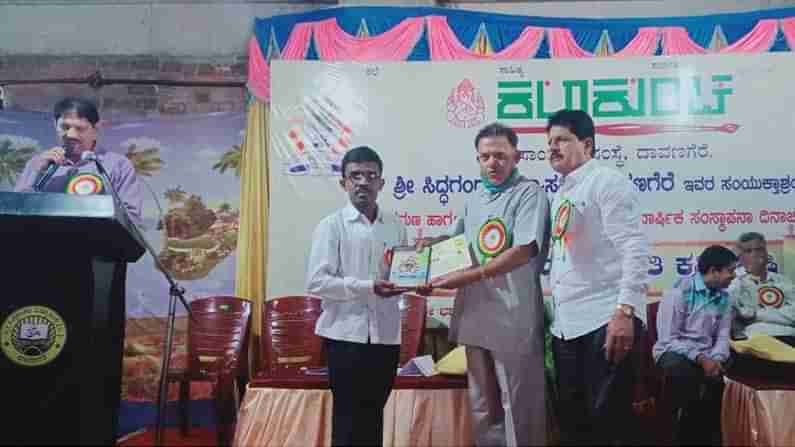 ಕೂಲಿ ಕೆಲಸದ ಬಸವರಾಜನಿಗೆ ಸಾಹಿತ್ಯದ್ದೇ ತುಡಿತ: ಸ್ವತಃ ಕವಿ, ಓದುಗ, ಮೇಲಾಗಿ ಪುಸ್ತಕ ದಾನಿ