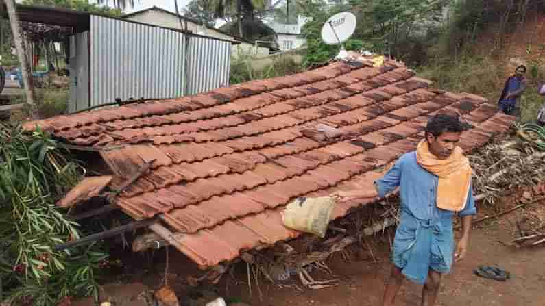 ದಾವಣಗೆರೆ: ಭಾರಿ ಮಳೆ, ಗಾಳಿಯ ರಭಸಕ್ಕೆ ಕುಸಿದು ಬಿದ್ದ ಮನೆ: ಮಾಲೀಕನ ಸಮಯ ಪ್ರಜ್ಞೆಯಿಂದ ತಪ್ಪಿದ ಭಾರಿ ಅನಾಹುತ