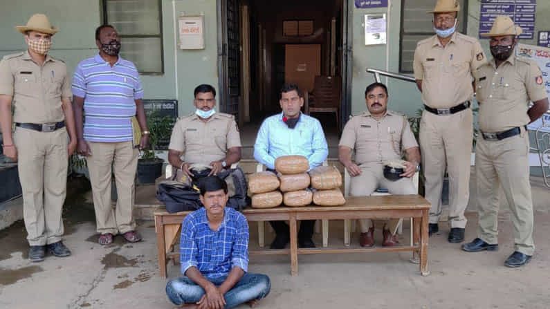 ದೇವನಹಳ್ಳಿಯಲ್ಲಿ ಗಾಂಜಾ ಮಾರಾಟ ಮಾಡುತ್ತಿದ್ದ ಆಂಧ್ರದ ವ್ಯಕ್ತಿ ಬಂಧನ! ದೇವನಹಳ್ಳಿಯಲ್ಲಿ ಗಾಂಜಾ ಮಾರಾಟ ಮಾಡುತ್ತಿದ್ದ ಆಂಧ್ರದ ವ್ಯಕ್ತಿ ಬಂಧನ!