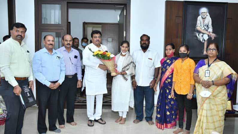 ರಾಷ್ಟ್ರಪತಿಯಿಂದ ಚಿನ್ನದ ಪದಕ ಪಡೆದ ವಿಜಯಪುರ ವಿದ್ಯಾರ್ಥಿನಿಯ ಕಾಲೇಜು ಶುಲ್ಕ ಮನ್ನಾ! ವ್ಯಾಸಂಗ ಉಚಿತ; ಉಪನ್ಯಾಸಕಿ ಹುದ್ದೆ ಖಚಿತ ರಾಷ್ಟ್ರಪತಿಯಿಂದ ಚಿನ್ನದ ಪದಕ ಪಡೆದ ವಿಜಯಪುರ ವಿದ್ಯಾರ್ಥಿನಿಯ ಕಾಲೇಜು ಶುಲ್ಕ ಮನ್ನಾ! ವ್ಯಾಸಂಗ ಉಚಿತ; ಉಪನ್ಯಾಸಕಿ ಹುದ್ದೆ ಖಚಿತ