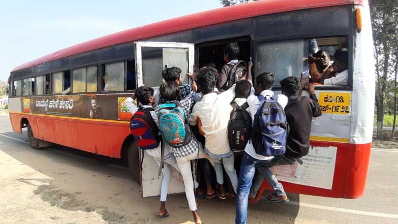 ಕೊರೊನಾ ಆತಂಕ ದೂರವಾಗಿ, ಶಾಲೆಗೆ ಹತ್ತಿರವಾಗುತ್ತಿರುವ ವಿದ್ಯಾರ್ಥಿಗಳು; ಆದರೆ ಬಸ್​ಗಳಿಲ್ಲದೆ ಪರದಾಟ