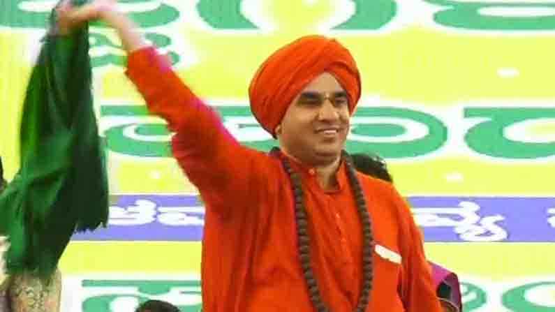 ಮೀಸಲಾತಿಗೆ ಆಗ್ರಹಿಸಿ ಮೊಳಗಿದ ರಣಕಹಳೆ: ವೇದಿಕೆ ಮೇಲೆ ನಿಂತು ಹಸಿರು ಶಾಲ್ ಬೀಸಿ ನೆರೆದಿದ್ದವರನ್ನ ಹುರಿದುಂಬಿಸಿದ ಜಯಮೃತ್ಯುಂಜಯಶ್ರೀ, ಸಿಎಂ ನಿವಾಸಕ್ಕೆ ಪೊಲೀಸ್ ಭದ್ರತೆ