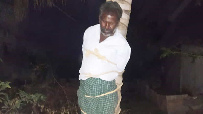 ಶಹಾಪುರದಲ್ಲಿ ಒಂಟಿ ಮಹಿಳೆಯ ಮನೆಗೆ ನುಗ್ಗಿದ್ದ ವ್ಯಕ್ತಿಯನ್ನು ಮರಕ್ಕೆ ಕಟ್ಟಿ ಹೊಡೆದ ಗ್ರಾಮಸ್ಥರು ಶಹಾಪುರದಲ್ಲಿ ಒಂಟಿ ಮಹಿಳೆಯ ಮನೆಗೆ ನುಗ್ಗಿದ್ದ ವ್ಯಕ್ತಿಯನ್ನು ಮರಕ್ಕೆ ಕಟ್ಟಿ ಹೊಡೆದ ಗ್ರಾಮಸ್ಥರು