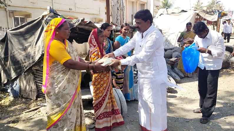 ಇಂಥವರು ಅಪರೂಪ: ಬೀದಿಬದಿ ಕೆಲಸ ಮಾಡುವವರಿಗೂ ಸೀರೆ ಕೊಟ್ಟು ಮಗನ ಮದುವೆಗೆ ಅಹ್ವಾನ