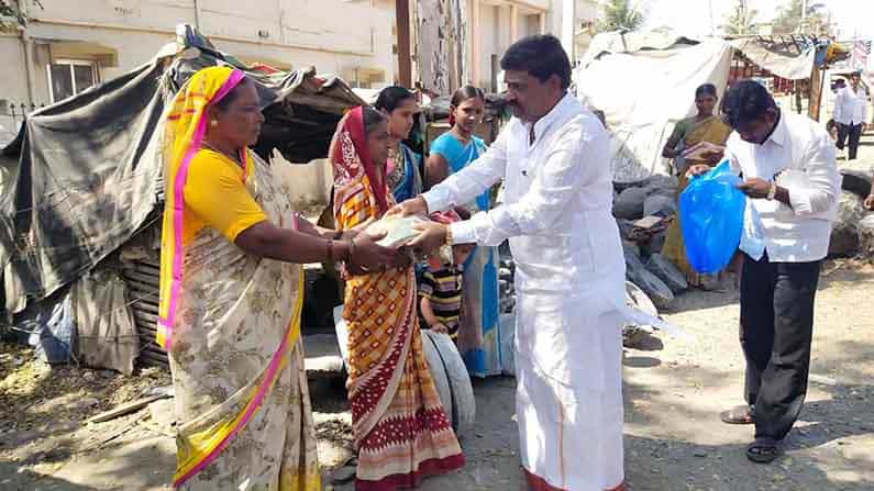 ಇಂಥವರು ಅಪರೂಪ: ಬೀದಿಬದಿ ಕೆಲಸ ಮಾಡುವವರಿಗೂ ಸೀರೆ ಕೊಟ್ಟು ಮಗನ ಮದುವೆಗೆ ಅಹ್ವಾನ ಇಂಥವರು ಅಪರೂಪ: ಬೀದಿಬದಿ ಕೆಲಸ ಮಾಡುವವರಿಗೂ ಸೀರೆ ಕೊಟ್ಟು ಮಗನ ಮದುವೆಗೆ ಅಹ್ವಾನ
