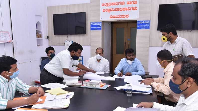 ವಿಜಯಪುರ ಜಿಲ್ಲೆಯಲ್ಲಿ ಕಾರ್ಯನಿರ್ವಹಿಸುತ್ತಿರುವ ಕಲ್ಲುಪುಡಿ ಘಟಕ-ಕಲ್ಲು ಗಣಿಗಾರಿಕೆ ಮೇಲೆ ತೀವ್ರ ನಿಗಾ: ಜಿಲ್ಲಾಧಿಕಾರಿ ಪಿ. ಸುನೀಲ ಕುಮಾರ ಸ್ಪಷ್ಟನೆ ವಿಜಯಪುರ ಜಿಲ್ಲೆಯಲ್ಲಿ ಕಾರ್ಯನಿರ್ವಹಿಸುತ್ತಿರುವ ಕಲ್ಲುಪುಡಿ ಘಟಕ-ಕಲ್ಲು ಗಣಿಗಾರಿಕೆ ಮೇಲೆ ತೀವ್ರ ನಿಗಾ: ಜಿಲ್ಲಾಧಿಕಾರಿ ಪಿ. ಸುನೀಲ ಕುಮಾರ ಸ್ಪಷ್ಟನೆ