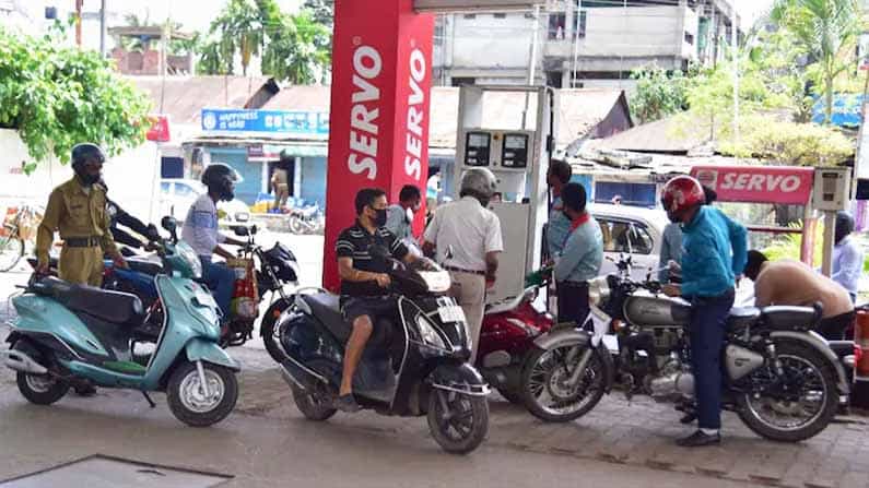 Petrol Diesel Price | ಪೆಟ್ರೋಲ್ ದರ ನರ್ವಸ್ ನೈಂಟೀಸ್ನಲ್ಲಿ.. ಶತಕ ಗ್ಯಾರೆಂಟಿ ಎಂದು ಗ್ರಾಹಕರು ಕಂಗಾಲು! Petrol Diesel Price | ಪೆಟ್ರೋಲ್ ದರ ನರ್ವಸ್ ನೈಂಟೀಸ್ನಲ್ಲಿ.. ಶತಕ ಗ್ಯಾರೆಂಟಿ ಎಂದು ಗ್ರಾಹಕರು ಕಂಗಾಲು!