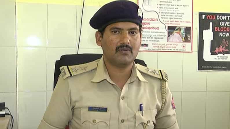 ಕೈದಿಗೆ ರಕ್ತದಾನ: ಮಾನವೀಯತೆ ಮೆರೆದ ಹಾವೇರಿ ಜೈಲು ಸಿಬ್ಬಂದಿಗಳು ಕೈದಿಗೆ ರಕ್ತದಾನ: ಮಾನವೀಯತೆ ಮೆರೆದ ಹಾವೇರಿ ಜೈಲು ಸಿಬ್ಬಂದಿಗಳು