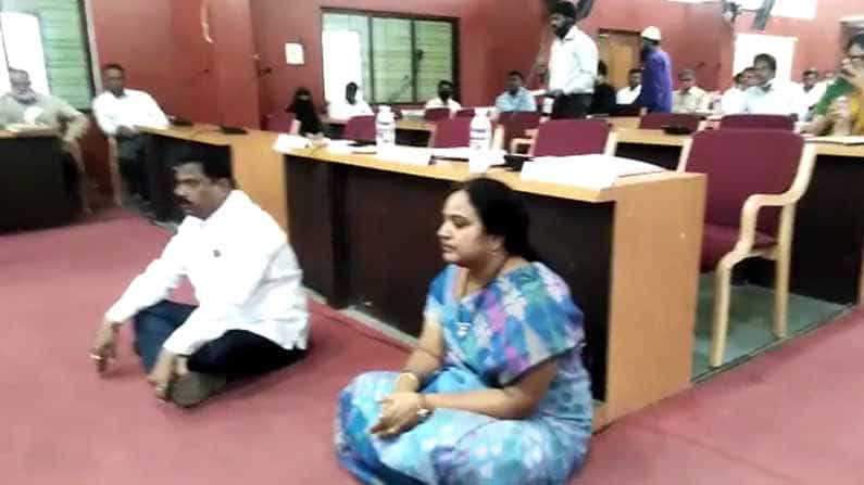 Anganavadi toilet: ಅಂಗನವಾಡಿಗಳಲ್ಲಿ ಶೌಚಾಲಯ ಇಲ್ಲ! ಅಧಿಕಾರಿಗಳ ವಿರುದ್ಧ ಜಿ.ಪಂ. ಸದಸ್ಯರು ಆಕ್ರೋಶ, ಧರಣಿ Anganavadi toilet: ಅಂಗನವಾಡಿಗಳಲ್ಲಿ ಶೌಚಾಲಯ ಇಲ್ಲ! ಅಧಿಕಾರಿಗಳ ವಿರುದ್ಧ ಜಿ.ಪಂ. ಸದಸ್ಯರು ಆಕ್ರೋಶ, ಧರಣಿ