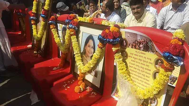 ಧಾರವಾಡದ ಸಾವಿನ ರಸ್ತೆಯಲ್ಲಿ ಕಣ್ಣೀರ ಧಾರೆ: ಮೃತರಿಗೆ ವಿಭಿನ್ನ ರೀತಿಯಲ್ಲಿ ಶ್ರದ್ಧಾಂಜಲಿ ಧಾರವಾಡದ ಸಾವಿನ ರಸ್ತೆಯಲ್ಲಿ ಕಣ್ಣೀರ ಧಾರೆ: ಮೃತರಿಗೆ ವಿಭಿನ್ನ ರೀತಿಯಲ್ಲಿ ಶ್ರದ್ಧಾಂಜಲಿ