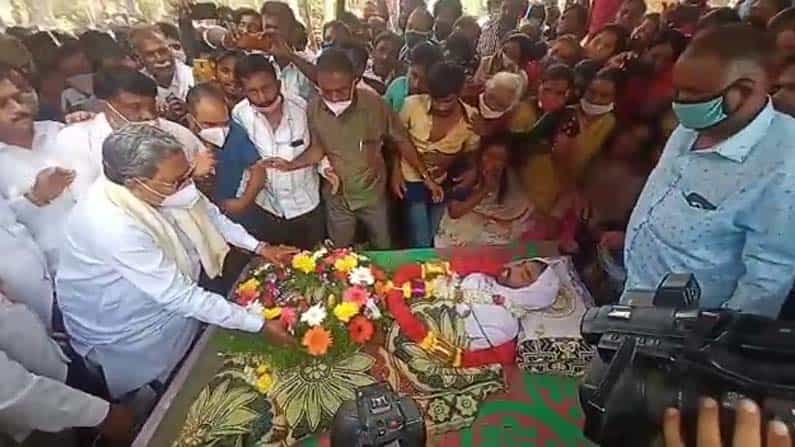 ಯುವಕನ ಅಂತ್ಯಕ್ರಿಯೆ: ಅಭಿಮಾನಿಯ ಆಸೆ ಈಡೇರಿಸಿದ ಸಿದ್ದರಾಮಯ್ಯ, ಟ್ವೀಟ್ ಮಾಡಿ ಎಚ್ಚರಿಸಿದ ನಟ ಯಶ್ ಯುವಕನ ಅಂತ್ಯಕ್ರಿಯೆ: ಅಭಿಮಾನಿಯ ಆಸೆ ಈಡೇರಿಸಿದ ಸಿದ್ದರಾಮಯ್ಯ, ಟ್ವೀಟ್ ಮಾಡಿ ಎಚ್ಚರಿಸಿದ ನಟ ಯಶ್