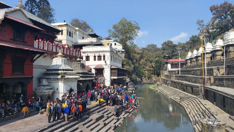 ಪಶುಪತಿನಾಥ ದೇವಾಲಯದಲ್ಲಿ ಭಕ್ತರು