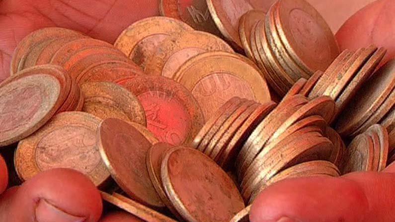 ಎಲ್ಲೂ ಸಲ್ಲದ ಹತ್ತು ರೂಪಾಯಿ ನಾಣ್ಯ ಅರ್ಚಕರ ತಟ್ಟೆಗೆ ಬಿತ್ತು: ಮಂಡ್ಯದ ದೇವಸ್ಥಾನದಲ್ಲಿ ಪೇಚಿಗೆ ಸಿಲುಕಿದ ಅರ್ಚಕರು ಎಲ್ಲೂ ಸಲ್ಲದ ಹತ್ತು ರೂಪಾಯಿ ನಾಣ್ಯ ಅರ್ಚಕರ ತಟ್ಟೆಗೆ ಬಿತ್ತು: ಮಂಡ್ಯದ ದೇವಸ್ಥಾನದಲ್ಲಿ ಪೇಚಿಗೆ ಸಿಲುಕಿದ ಅರ್ಚಕರು