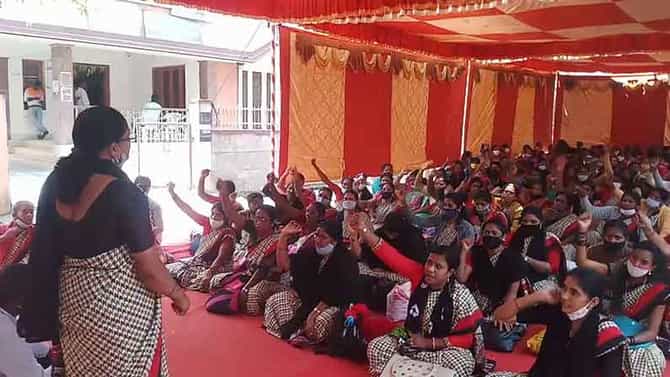 ವಿವಿಧ ಬೇಡಿಕೆಗೆ ಆಗ್ರಹಿಸಿ ಹಾಸನದಲ್ಲಿ ಅಂಗನವಾಡಿ ಕಾರ್ಯಕರ್ತೆಯರ ಹೋರಾಟ