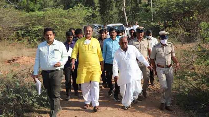 ಅರಣ್ಯನಾಶಕ್ಕೆ ಕಾರಣರಾದವರ ಮೇಲೆ ಕಠಿಣ ಕ್ರಮ ಕೈಗೊಳ್ಳುತ್ತೇವೆ: ಸಚಿವ ಅರವಿಂದ ಲಿಂಬಾವಳಿ ಅರಣ್ಯನಾಶಕ್ಕೆ ಕಾರಣರಾದವರ ಮೇಲೆ ಕಠಿಣ ಕ್ರಮ ಕೈಗೊಳ್ಳುತ್ತೇವೆ: ಸಚಿವ ಅರವಿಂದ ಲಿಂಬಾವಳಿ
