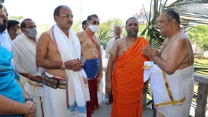 ಮಂತ್ರಾಲಯದ ಅಭಿವೃದ್ಧಿ ಕಾಮಗಾರಿಗಳನ್ನು ಪರಿಶೀಲಿಸಿದ ಸಚಿವ ಅರವಿಂದ ಲಿಂಬಾವಳಿ ಮಂತ್ರಾಲಯದ ಅಭಿವೃದ್ಧಿ ಕಾಮಗಾರಿಗಳನ್ನು ಪರಿಶೀಲಿಸಿದ ಸಚಿವ ಅರವಿಂದ ಲಿಂಬಾವಳಿ
