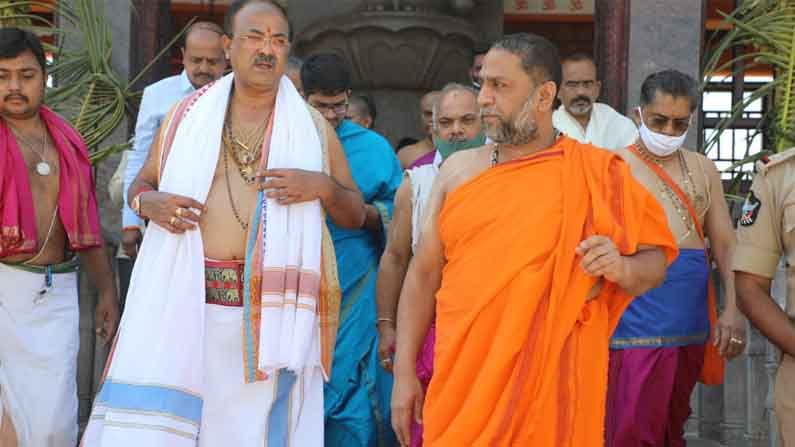 ARAVINDA LIMBAVALI VISITS MANTRALAYAM