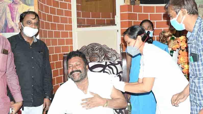ಸಚಿವ ಬಿ.ಸಿ.ಪಾಟೀಲ್ ಮನೆಗೇ ಹೋಗಿ ಲಸಿಕೆ ನೀಡಿದ್ದಕ್ಕೆ ವೈದ್ಯಾಧಿಕಾರಿ ಮಕಾಂದಾರ್ ಸಸ್ಪೆಂಡ್
