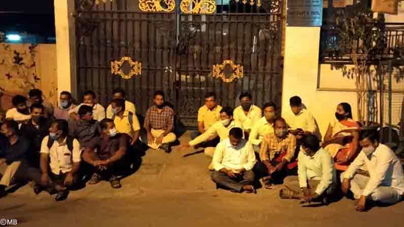 KPSC ಮೂಲಕ ನೇಮಕವಾದ್ರೂ ಸಿಗುತ್ತಿಲ್ಲ ನೇಮಕಾತಿ ಆದೇಶ: ಸಚಿವರ ಮನೆ ಎದುರು ಅಭ್ಯರ್ಥಿಗಳಿಂದ ಧರಣಿ KPSC ಮೂಲಕ ನೇಮಕವಾದ್ರೂ ಸಿಗುತ್ತಿಲ್ಲ ನೇಮಕಾತಿ ಆದೇಶ: ಸಚಿವರ ಮನೆ ಎದುರು ಅಭ್ಯರ್ಥಿಗಳಿಂದ ಧರಣಿ