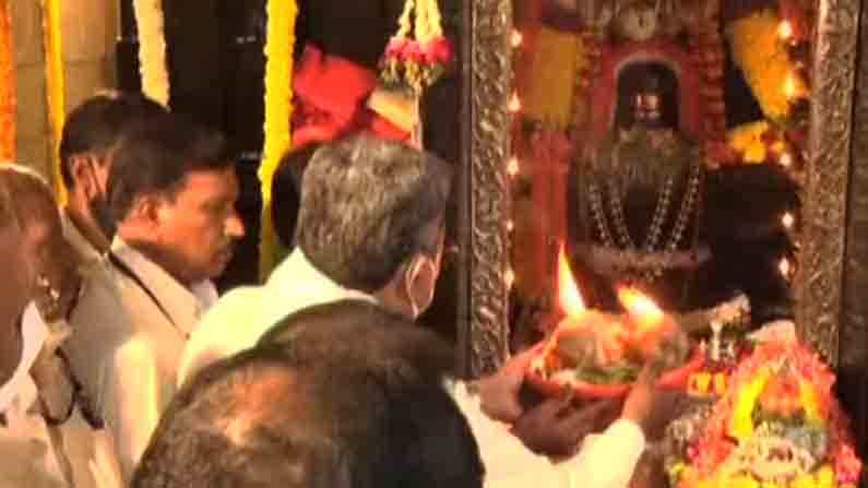 ಮಹಾಶಿವರಾತ್ರಿಯಂದು ಮಲೆ ಮಹದೇಶ್ವರನಿಗೆ ಸಿದ್ದರಾಮಯ್ಯ, ಜಮೀರ್ರಿಂದ ಜೋಡಿ ತೆಂಗಿನಕಾಯಿ ಆರತಿ!
