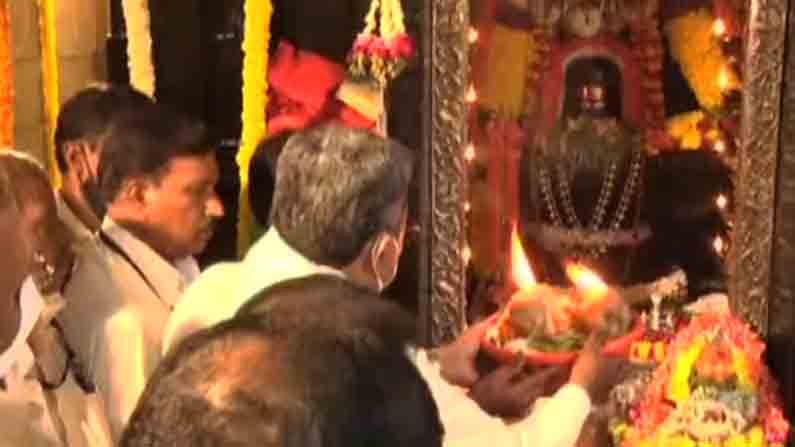 ಮಹಾಶಿವರಾತ್ರಿಯಂದು ಮಲೆ ಮಹದೇಶ್ವರನಿಗೆ ಸಿದ್ದರಾಮಯ್ಯ, ಜಮೀರ್ರಿಂದ ಜೋಡಿ ತೆಂಗಿನಕಾಯಿ ಆರತಿ! ಮಹಾಶಿವರಾತ್ರಿಯಂದು ಮಲೆ ಮಹದೇಶ್ವರನಿಗೆ ಸಿದ್ದರಾಮಯ್ಯ, ಜಮೀರ್ರಿಂದ ಜೋಡಿ ತೆಂಗಿನಕಾಯಿ ಆರತಿ!