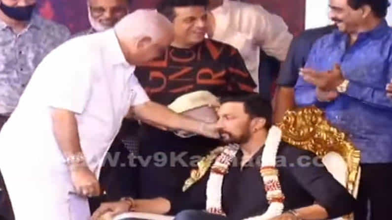 ಕಿಚ್ಚ ಸುದೀಪ್ ಚಿತ್ರರಂಗದ ಪಯಣಕ್ಕೆ 25 ವರ್ಷ; ಶಾಲು ಹೊದಿಸಿ ಸನ್ಮಾನಿಸಿದ ಮುಖ್ಯಮಂತ್ರಿ ಯಡಿಯೂರಪ್ಪ