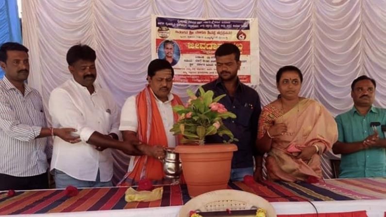 ಹಾವೇರಿ: ಅಗಲಿದ ಗೆಳೆಯನ ನೆನಪಿನಲ್ಲಿ ಗೆಳೆಯರು ಮಾಡಿದ ಮಹತ್ಕಾರ್ಯ ಎಂಥದ್ದು ಗೊತ್ತಾ? ಹಾವೇರಿ: ಅಗಲಿದ ಗೆಳೆಯನ ನೆನಪಿನಲ್ಲಿ ಗೆಳೆಯರು ಮಾಡಿದ ಮಹತ್ಕಾರ್ಯ ಎಂಥದ್ದು ಗೊತ್ತಾ?