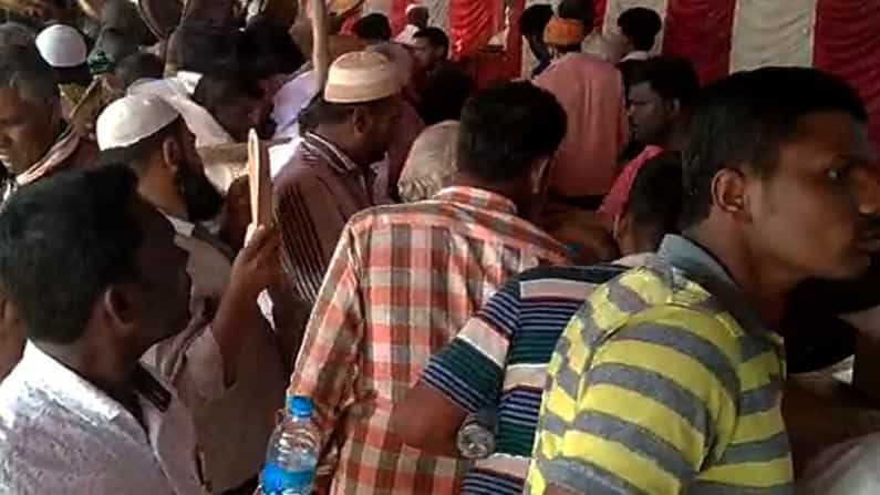 ಕೋಲಾರದಲ್ಲಿ ಗ್ರಾಮ ಪಂಚಾಯತಿ ಸದಸ್ಯರಿಗೆ ಅಭಿನಂದನೆ ಕಾರ್ಯಕ್ರಮ; ಬಿರಿಯಾನಿಗಾಗಿ ಮುಗಿಬಿದ್ದ ಕಾಂಗ್ರೆಸ್ ಕಾರ್ಯಕರ್ತರು ಕೋಲಾರದಲ್ಲಿ ಗ್ರಾಮ ಪಂಚಾಯತಿ ಸದಸ್ಯರಿಗೆ ಅಭಿನಂದನೆ ಕಾರ್ಯಕ್ರಮ; ಬಿರಿಯಾನಿಗಾಗಿ ಮುಗಿಬಿದ್ದ ಕಾಂಗ್ರೆಸ್ ಕಾರ್ಯಕರ್ತರು