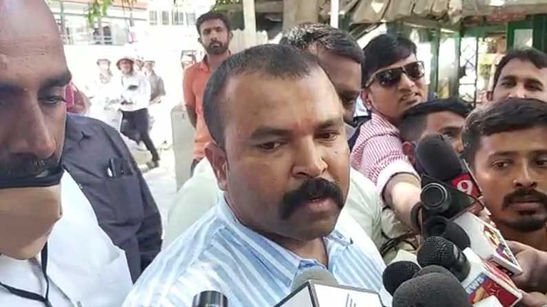 ಸಿಡಿ ಇಟ್ಕೊಂಡು ಬ್ಲ್ಯಾಕ್ಮೇಲ್ ಮಾಡೋರನ್ನು ಬಂಧಿಸಲಿ, ನಾನು ತನಿಖೆಗೆ ಸಹಕಾರ ಕೊಡ್ತೀನಿ: ದಿನೇಶ್ ಕಲ್ಲಹಳ್ಳಿ ಸಿಡಿ ಇಟ್ಕೊಂಡು ಬ್ಲ್ಯಾಕ್ಮೇಲ್ ಮಾಡೋರನ್ನು ಬಂಧಿಸಲಿ, ನಾನು ತನಿಖೆಗೆ ಸಹಕಾರ ಕೊಡ್ತೀನಿ: ದಿನೇಶ್ ಕಲ್ಲಹಳ್ಳಿ
