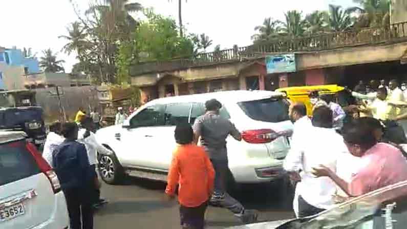 ಡಿ.ಕೆ. ಶಿವಕುಮಾರ್ ವಾಹನದ ಮೇಲೆ ಚಪ್ಪಲಿ ಎಸೆತ, ಪೊಲೀಸ್ ಕಾನ್ಸ್ಟೇಬಲ್ ಎಳೆದಾಟ: ರಮೇಶ್ ಜಾರಕಿಹೊಳಿ ಬೆಂಬಲಿಗರಿಂದ ಪ್ರತಿಭಟನೆ