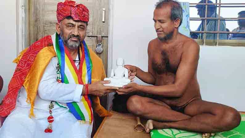 ಕನಕಪುರ ಬಂಡೆಯ ಅರ್ಥ ತಿಳಿಸಿದ ಬೆಳಗಾವಿಯ ಜೈನ ಮುನಿಗಳು.. ಡಿಕೆ ಶಿವಕುಮಾರ್ ಮುಖ್ಯಮಂತ್ರಿ ಆಗ್ತಾರೆ ಅಂದ್ರು! ಕನಕಪುರ ಬಂಡೆಯ ಅರ್ಥ ತಿಳಿಸಿದ ಬೆಳಗಾವಿಯ ಜೈನ ಮುನಿಗಳು.. ಡಿಕೆ ಶಿವಕುಮಾರ್ ಮುಖ್ಯಮಂತ್ರಿ ಆಗ್ತಾರೆ ಅಂದ್ರು!