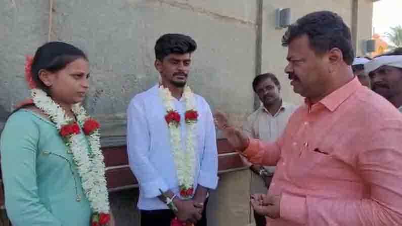 ‘ನೋಡಮ್ಮಾ ಹುಡುಗಿ.. ಕೇಳಮ್ಮ ಸರಿಯಾಗಿ.. ಲವ್ ಮ್ಯಾರೇಜ್ ಆದ್ರೂ ನಿಮ್ಮ ಅಪ್ಪಾ ಅಮ್ಮನನ್ನ ನೋಡ್ಕೋಬೇಕು ಸರಿಯಾಗಿ’ ‘ನೋಡಮ್ಮಾ ಹುಡುಗಿ.. ಕೇಳಮ್ಮ ಸರಿಯಾಗಿ.. ಲವ್ ಮ್ಯಾರೇಜ್ ಆದ್ರೂ ನಿಮ್ಮ ಅಪ್ಪಾ ಅಮ್ಮನನ್ನ ನೋಡ್ಕೋಬೇಕು ಸರಿಯಾಗಿ’