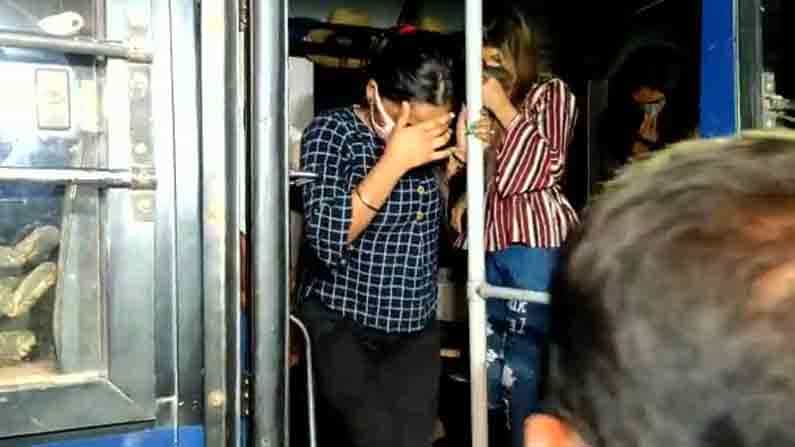 ವೇಶ್ಯಾವಾಟಿಕೆ ಅಡ್ಡೆ ಮೇಲೆ ಸಿಸಿಬಿ ದಾಳಿ: ಐವರು ಯುವಕರು, ನಾಲ್ವರು ಯುವತಿಯರು ಅರೆಸ್ಟ್ ವೇಶ್ಯಾವಾಟಿಕೆ ಅಡ್ಡೆ ಮೇಲೆ ಸಿಸಿಬಿ ದಾಳಿ: ಐವರು ಯುವಕರು, ನಾಲ್ವರು ಯುವತಿಯರು ಅರೆಸ್ಟ್