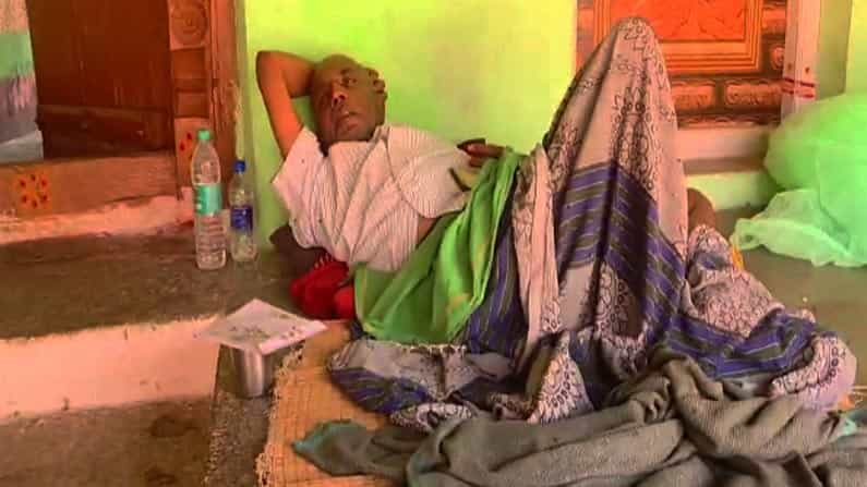 ಮನೆ ಬಳಿ ಸಾಯಲು ಅವಕಾಶ ಕೊಡಿ ಎಂದು ಬೇಡಿಕೊಂಡ ಅಪ್ಪ; ಮಂಡ್ಯದಲ್ಲಿ ನಡೆದ ಮನಕಲಕುವ ಘಟನೆ