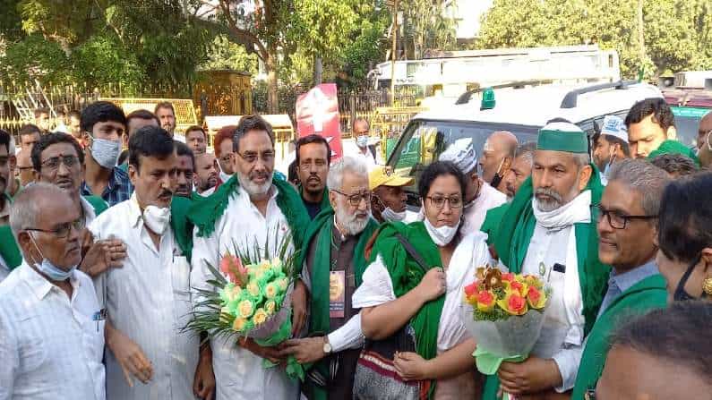 ಬೆಂಗಳೂರು ವಿಮಾನ ನಿಲ್ದಾಣದಲ್ಲಿ ರೈತ ನಾಯಕ ರಾಕೇಶ್ ಟಿಕಾಯತ್, ಯದುವೀರ್ ಸಿಂಗ್ಗೆ ಸ್ವಾಗತ ಬೆಂಗಳೂರು ವಿಮಾನ ನಿಲ್ದಾಣದಲ್ಲಿ ರೈತ ನಾಯಕ ರಾಕೇಶ್ ಟಿಕಾಯತ್, ಯದುವೀರ್ ಸಿಂಗ್ಗೆ ಸ್ವಾಗತ