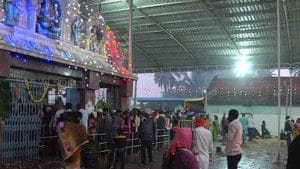 ದೇವಸ್ಥಾನದಲ್ಲೇ ಮಹಿಳೆ ಜೊತೆ ಅಸಭ್ಯ ವರ್ತನೆ, ಪ್ರಶ್ನಿಸಿದಕ್ಕೆ ಪತಿ ಕೈ ಬೆರಳು ಮುರಿದು ಹಲ್ಲೆ.. ಕಿಡಿಗೇಡಿಗಳ ಕೃತ್ಯ ಕಂಡೂ ಕಾಣದಂತೆ ನಿಂತ ಭಕ್ತರು