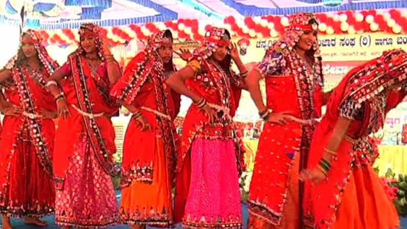 ದಾವಣಗೆರೆಯಲ್ಲಿ ರಾಜ್ಯಮಟ್ಟದ ಬಂಜಾರ ಜಾಗೃತಿ ಸಮಾವೇಶ: ಗಮನ ಸೆಳೆದ ಲಂಬಾಣಿ ನೃತ್ಯ, ಕೋಲಾಟ ದಾವಣಗೆರೆಯಲ್ಲಿ ರಾಜ್ಯಮಟ್ಟದ ಬಂಜಾರ ಜಾಗೃತಿ ಸಮಾವೇಶ: ಗಮನ ಸೆಳೆದ ಲಂಬಾಣಿ ನೃತ್ಯ, ಕೋಲಾಟ