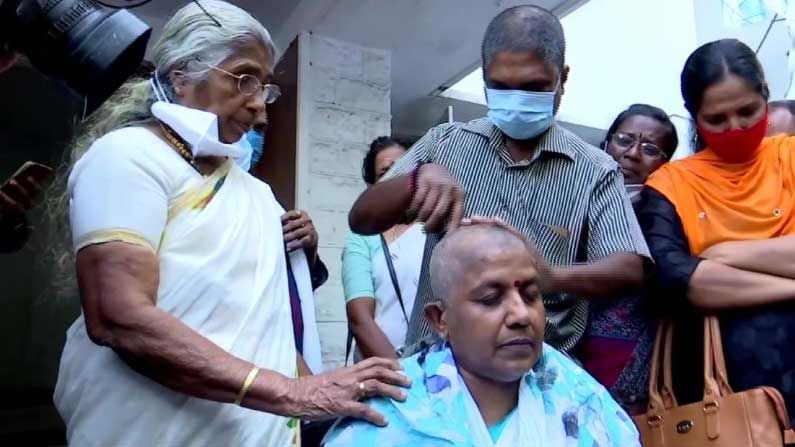 ಕೇರಳ ಚುನಾವಣೆಯಲ್ಲಿ ಸ್ಪರ್ಧಿಸಲು ಅವಕಾಶ ನಿರಾಕರಣೆ; ತಲೆಕೂದಲು ಬೋಳಿಸಿ ಮಹಿಳಾ ಕಾಂಗ್ರೆಸ್ ಅಧ್ಯಕ್ಷ ಸ್ಥಾನಕ್ಕೆ ರಾಜೀನಾಮೆ ನೀಡಿದ ಲಲಿತಾ ಸುಭಾಶ್ ಕೇರಳ ಚುನಾವಣೆಯಲ್ಲಿ ಸ್ಪರ್ಧಿಸಲು ಅವಕಾಶ ನಿರಾಕರಣೆ; ತಲೆಕೂದಲು ಬೋಳಿಸಿ ಮಹಿಳಾ ಕಾಂಗ್ರೆಸ್ ಅಧ್ಯಕ್ಷ ಸ್ಥಾನಕ್ಕೆ ರಾಜೀನಾಮೆ ನೀಡಿದ ಲಲಿತಾ ಸುಭಾಶ್