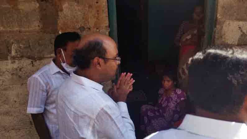 ವಿಶೇಷ ಚೇತನ ಮಹಿಳೆಯ ಸಂಕಷ್ಟಕ್ಕೆ ಓಗೊಟ್ಟ ಶಾಸಕ ಡಾ. ಯತೀಂದ್ರ ಸಿದ್ದರಾಮಯ್ಯ, ನೆರವು ನೀಡುವಂತೆ ಅಧಿಕಾರಿಗಳಿಗೆ ಸೂಚನೆ ವಿಶೇಷ ಚೇತನ ಮಹಿಳೆಯ ಸಂಕಷ್ಟಕ್ಕೆ ಓಗೊಟ್ಟ ಶಾಸಕ ಡಾ. ಯತೀಂದ್ರ ಸಿದ್ದರಾಮಯ್ಯ, ನೆರವು ನೀಡುವಂತೆ ಅಧಿಕಾರಿಗಳಿಗೆ ಸೂಚನೆ