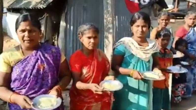Tamil Nadu Elections 2021: ಕಳಪೆ ಗುಣಮಟ್ಟದ ಅಕ್ಕಿಯ ತಟ್ಟೆಯಲ್ಲಿ ಆರತಿ ಬೆಳಗಿ ಎಐಎಡಿಎಂಕೆ ಶಾಸಕರನ್ನು ಸ್ವಾಗತಿಸಿದ ಮದುರೈ ಗ್ರಾಮಸ್ಥರು