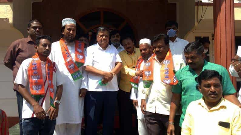 ಬಿಜೆಪಿಗೆ ಸೇರ್ಪಡೆಯಾದ ಮುಸಲ್ಮಾನ ವ್ತಕಿ; ಜಮಾತ್ನಲ್ಲಿ ಭುಗಿಲೆದ್ದ ಆಕ್ರೋಶ! ಬಿಜೆಪಿಗೆ ಸೇರ್ಪಡೆಯಾದ ಮುಸಲ್ಮಾನ ವ್ತಕಿ; ಜಮಾತ್ನಲ್ಲಿ ಭುಗಿಲೆದ್ದ ಆಕ್ರೋಶ!
