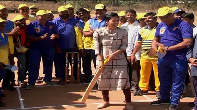 Photos | ಕೊರೊನಾ ವಾರಿಯರ್ಸ್ ಕ್ರಿಕೆಟ್ ಕಪ್; ಭರ್ಜರಿ ಬ್ಯಾಟ್ ಬೀಸಿದ ಡಿಸಿ ರೋಹಿಣಿ ಸಿಂಧೂರಿ Photos | ಕೊರೊನಾ ವಾರಿಯರ್ಸ್ ಕ್ರಿಕೆಟ್ ಕಪ್; ಭರ್ಜರಿ ಬ್ಯಾಟ್ ಬೀಸಿದ ಡಿಸಿ ರೋಹಿಣಿ ಸಿಂಧೂರಿ