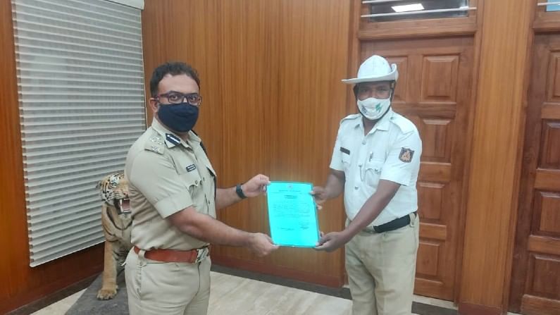 ಮೈಸೂರು ರಿಂಗ್ ರಸ್ತೆ ಅಪಘಾತ ಪ್ರಕರಣ: ಕಾರ್ಯನಿರತ ಪೊಲೀಸ್ ಅಧಿಕಾರಿ, ಸಿಬ್ಬಂದಿಗೆ ಪೊಲೀಸ್ ಆಯುಕ್ತರಿಂದ ಪ್ರಶಂಸನಾ ಪತ್ರ ಮೈಸೂರು ರಿಂಗ್ ರಸ್ತೆ ಅಪಘಾತ ಪ್ರಕರಣ: ಕಾರ್ಯನಿರತ ಪೊಲೀಸ್ ಅಧಿಕಾರಿ, ಸಿಬ್ಬಂದಿಗೆ ಪೊಲೀಸ್ ಆಯುಕ್ತರಿಂದ ಪ್ರಶಂಸನಾ ಪತ್ರ