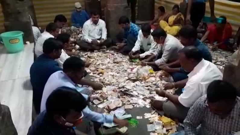 Temple Hundi | ದೇವಾಲಯದ ಹುಂಡಿ ಎಣಿಕೆ: ಒಂದೇ ತಿಂಗಳಲ್ಲಿ ಕೋಟ್ಯಾಧೀಶ್ವರನಾದ ನಂಜುಂಡೇಶ್ವರ, ಮಲೆ ಮಹದೇಶ್ವರ Temple Hundi | ದೇವಾಲಯದ ಹುಂಡಿ ಎಣಿಕೆ: ಒಂದೇ ತಿಂಗಳಲ್ಲಿ ಕೋಟ್ಯಾಧೀಶ್ವರನಾದ ನಂಜುಂಡೇಶ್ವರ, ಮಲೆ ಮಹದೇಶ್ವರ