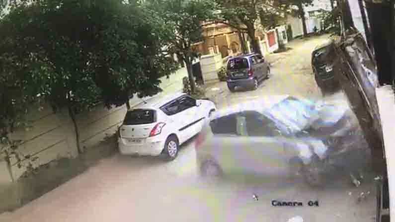 ಬೈಕ್ಗೆ ಡಿಕ್ಕಿ ಹೊಡೆದು ಎಸ್ಕೇಪ್ ಆಗೋವಾಗ ಮನೆಗೆ ನುಗ್ಗಿದ ಕಾರು; ಅಪಘಾತದ ದೃಶ್ಯ ಸಿಸಿಟಿವಿಯಲ್ಲಿ ಸೆರೆ