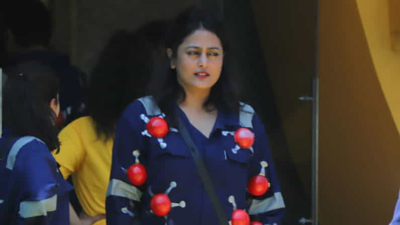 ಹೆಣ್ಮಕ್ಳ ಬಗ್ಗೆ ಬೇಕಾಬಿಟ್ಟಿ ಮಾತನಾಡಬೇಡಿ, ನಿಮ್ಮ ಚಪ್ಪಲ್ಲಿಯಲ್ಲಿ ನೀವೇ ಹೊಡ್ಕೋಳಿ; ಚಕ್ರವರ್ತಿ ವಿರುದ್ಧ ತಿರುಗಿಬಿದ್ದ ನಿಧಿ ಹೆಣ್ಮಕ್ಳ ಬಗ್ಗೆ ಬೇಕಾಬಿಟ್ಟಿ ಮಾತನಾಡಬೇಡಿ, ನಿಮ್ಮ ಚಪ್ಪಲ್ಲಿಯಲ್ಲಿ ನೀವೇ ಹೊಡ್ಕೋಳಿ; ಚಕ್ರವರ್ತಿ ವಿರುದ್ಧ ತಿರುಗಿಬಿದ್ದ ನಿಧಿ