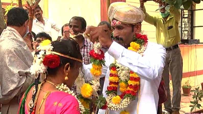 ಅನಾಥ ಹೆಣ್ಣು ಮಗಳ ಮದುವೆಯ ಧಾರೆ ಎರೆದ ದಾವಣಗೆರೆ ಜಿಲ್ಲಾಡಳಿತ ಅನಾಥ ಹೆಣ್ಣು ಮಗಳ ಮದುವೆಯ ಧಾರೆ ಎರೆದ ದಾವಣಗೆರೆ ಜಿಲ್ಲಾಡಳಿತ