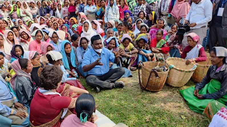 ಇಂದು ಸಹ ಚಹಾ ತೋಟದ ಮಹಿಳಾ ಕಾರ್ಮಿಕರ ಜತರೆ ಸಾಂಪ್ರದಾಯಿಕವಾಗಿ ಹೆಜ್ಜೆ ಹಾಕಿದ ಅವರು, ಚಹಾ ತೋಟದಲ್ಲಿ ಕೆಲಸ ಮಾಡುವ ಕೆಲಸಗಾರರ ಶ್ರಮವನ್ನು ಶ್ಲಾಘಿಸಿದ್ದಾರೆ.